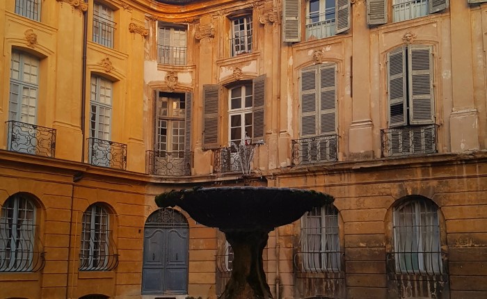 Uma foto e três&nbsp;livros